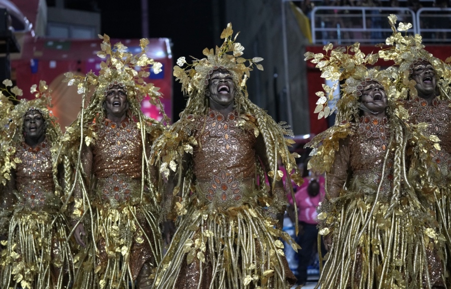 Карнавалът в Рио привлече милиони бразилци в града и пред телевизорите